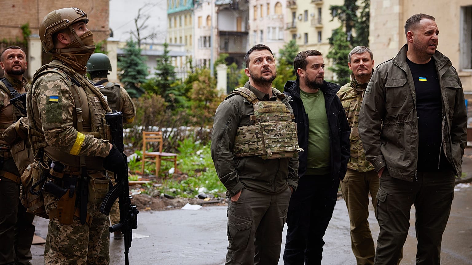 Владимир Зеленский осматривает повреждённые от обстрелов дома на Харьковщине