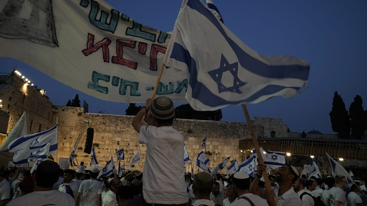 آلاف الإسرائيليين في "مسيرة الأعلام" في القدس الأحد إحياء للذكرى الـ55 لاحتلال القدس الشرقية، 29 مايو 2022