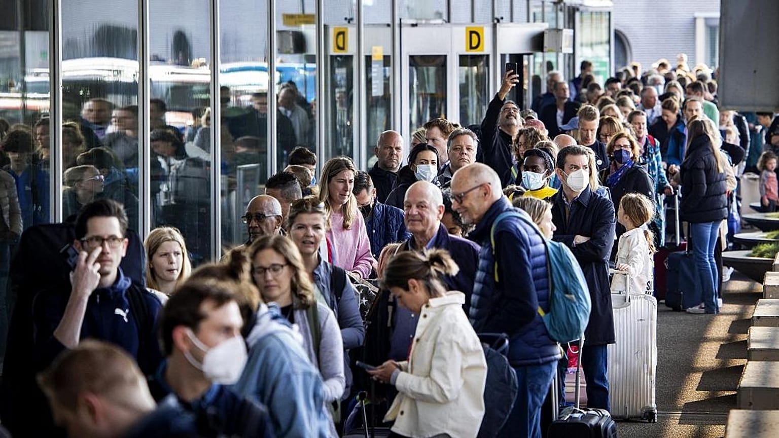 Yolcular Schiphol Havalimanı önünde sıra bekliyor