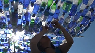 Maria Nissan baut ein Dach aus Plastikflaschen