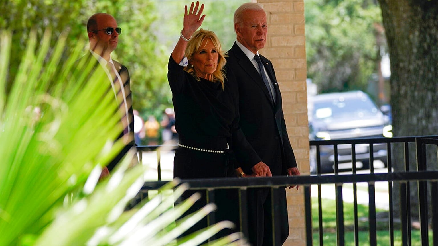 US-Präsident Joe Biden und die First Lady haben Uvalde im US-Bundesstaat Texas besucht, wo die Trauer nach dem Massaker an einer Grundschule in Wut umschlägt. 