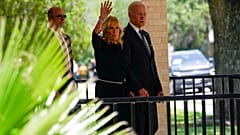 US-Präsident Joe Biden und die First Lady haben Uvalde im US-Bundesstaat Texas besucht, wo die Trauer nach dem Massaker an einer Grundschule in Wut umschlägt. 