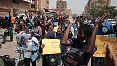 Con la muerte de dos nuevos manifestantes el sábado, asciende ya a 98 el número de fallecidos durante las protestas contra el golpe.