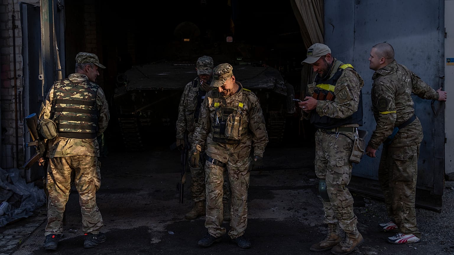 Украинские военные возле захваченной БМП ВС РФ в Харькове