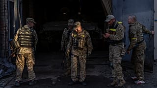 Украинские военные возле захваченной БМП ВС РФ в Харькове