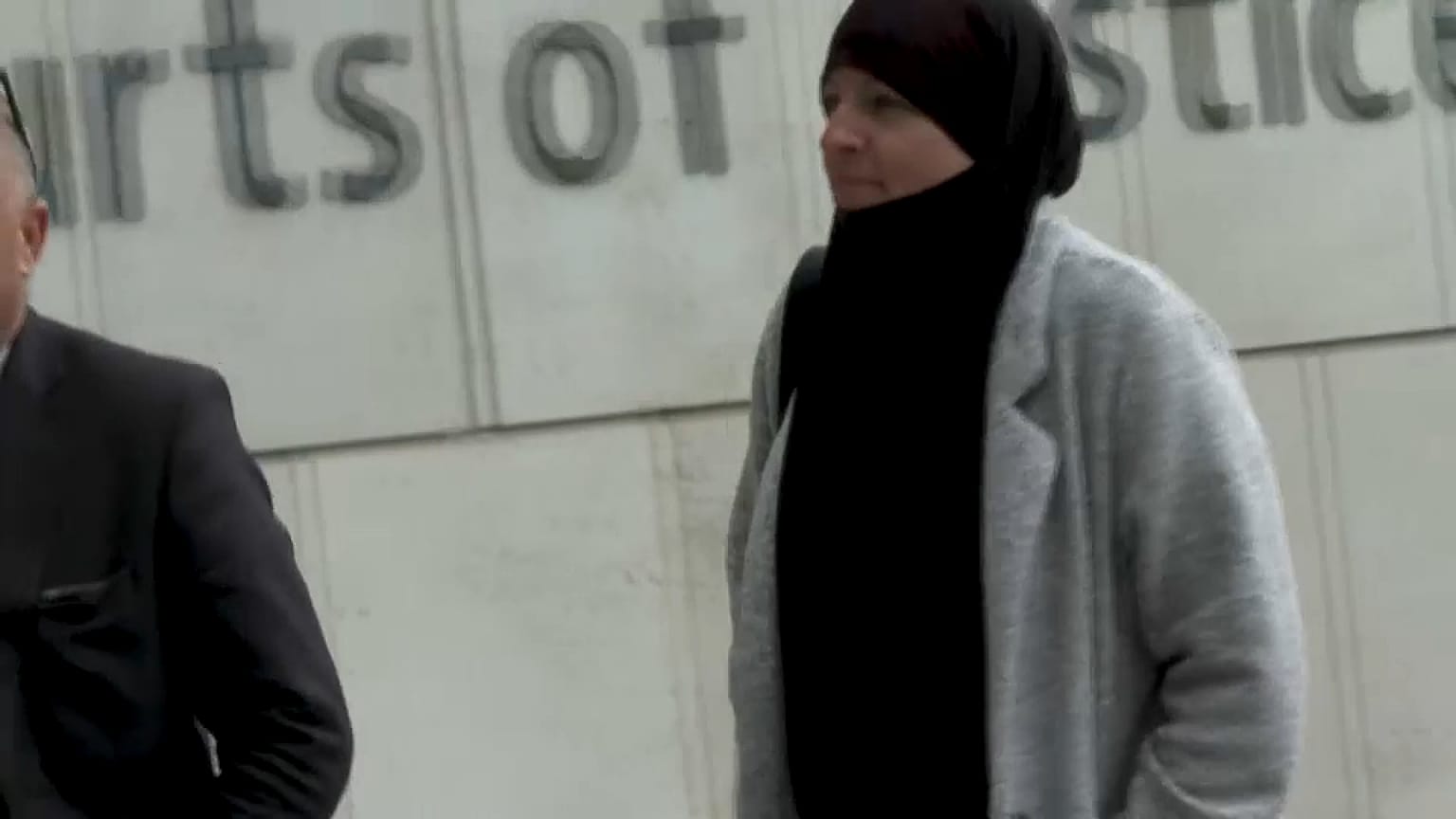 ليزا سميث في طريقها إلى حضور جلسة اليوم