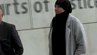 ليزا سميث في طريقها إلى حضور جلسة اليوم