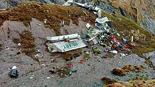 Συντρίμια αεροπλάνου που συνετρίβη στο Νεπάλ