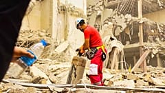 یک نیروی هلال احمر در حال آواربرداری ساختمان متروپل