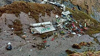 Restos de un avión en un desfiladero en Sanosware en el distrito de Mustang, al oeste de Katmandú, Nepal, el lunes 30 de mayo de 2022