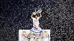 El jugador del Real Madrid Marcelo sostiene el trofeo de la Champions en la plaza de Cibeles en Madrid, España, el domingo 29 de mayo de 2022. 