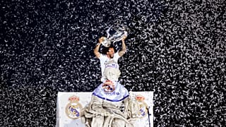 El jugador del Real Madrid Marcelo sostiene el trofeo de la Champions en la plaza de Cibeles en Madrid, España, el domingo 29 de mayo de 2022.