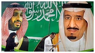 صورة للملك سلمان مع ولي العهد في شوارع جدة - أرشيف