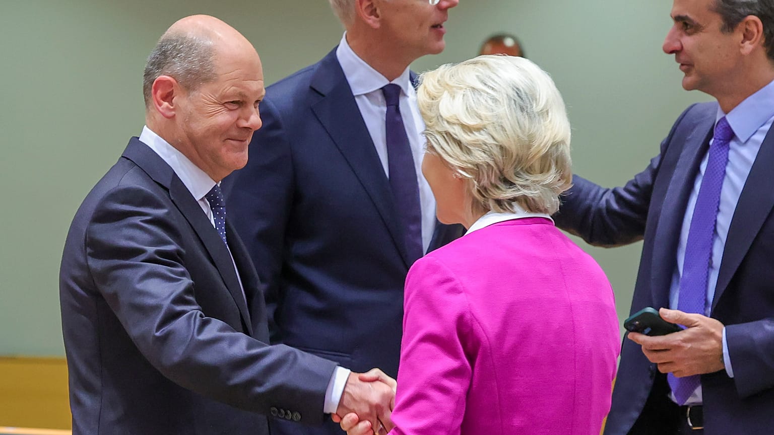 EU leaders agree to exempt the oil imports coming from Russian pipelines.