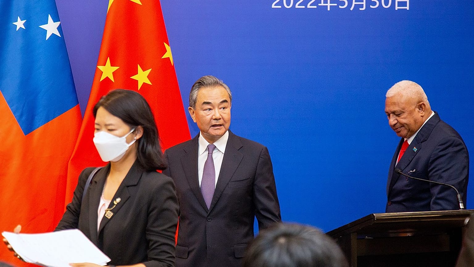 Le ministre chinois des Affaires étrangères lors de la réunion des ministres des Affaires étrangères des îles du Pacifique avec le Premier ministre fidjien, lundi 30 mai 2022.