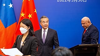 Le ministre chinois des Affaires étrangères lors de la réunion des ministres des Affaires étrangères des îles du Pacifique avec le Premier ministre fidjien, lundi 30 mai 2022.