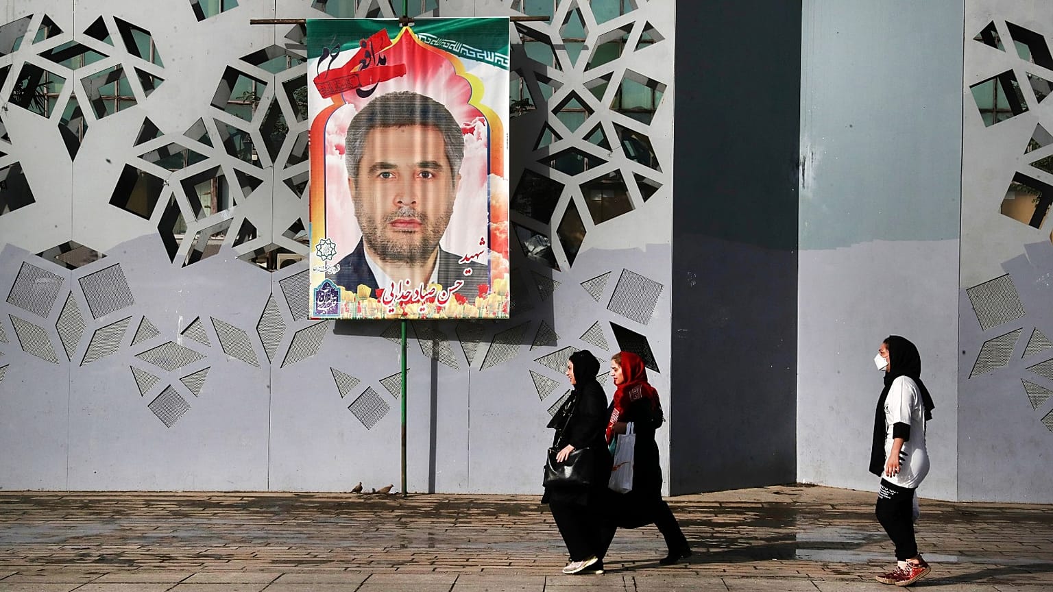 صورة للعقيد بالحرس الثوري الإيراني حسن صياد خدائي الذي قُتل يوم الأحد، قبل مراسم جنازته في طهران، الثلاثاء 24 مايو 2022