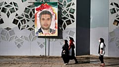 صورة للعقيد بالحرس الثوري الإيراني حسن صياد خدائي الذي قُتل يوم الأحد، قبل مراسم جنازته في طهران، الثلاثاء 24 مايو 2022