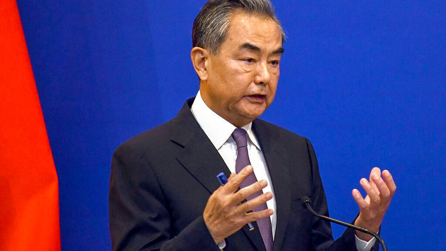  il ministro degli Esteri cinese Wang Yi parla durante una conferenza stampa alla riunione dei ministri degli Esteri delle isole del Pacifico a Suva, nelle Figi, lunedì 30 mag