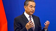  il ministro degli Esteri cinese Wang Yi parla durante una conferenza stampa alla riunione dei ministri degli Esteri delle isole del Pacifico a Suva, nelle Figi, lunedì 30 mag