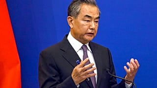  il ministro degli Esteri cinese Wang Yi parla durante una conferenza stampa alla riunione dei ministri degli Esteri delle isole del Pacifico a Suva, nelle Figi, lunedì 30 mag