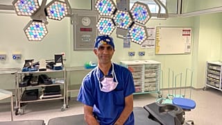 M. Aneel Bhangu, chirurgien colorectal consultant à l'hôpital où la première opération "nette zéro" a été réalisée.