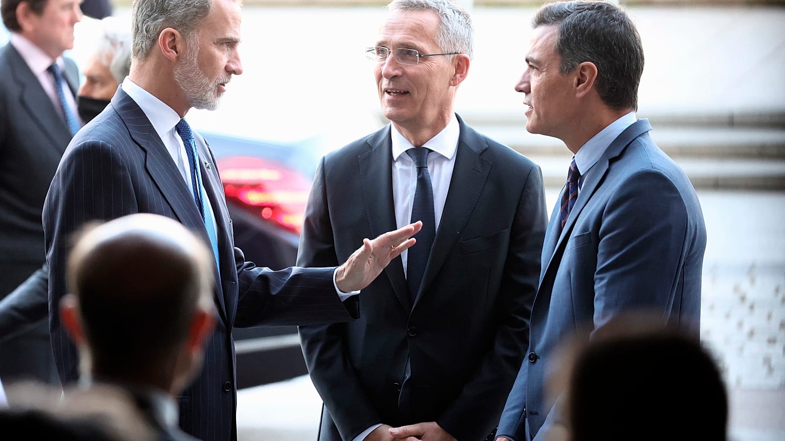 El rey Felipe VI habla con el secretario general de la OTAN, Jens Stoltenberg y el presidente del Gobierno español, Pedro Sánchez en una gala en el Teatro Real de Madrid