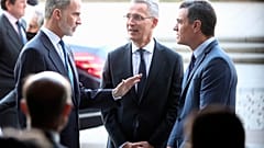 El rey Felipe VI habla con el secretario general de la OTAN, Jens Stoltenberg y el presidente del Gobierno español, Pedro Sánchez en una gala en el Teatro Real de Madrid