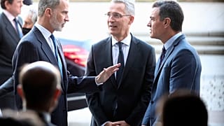 El rey Felipe VI habla con el secretario general de la OTAN, Jens Stoltenberg y el presidente del Gobierno español, Pedro Sánchez en una gala en el Teatro Real de Madrid