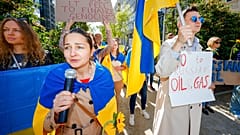 Ukrainische Demonstranten fordern von der EU ein Embargo gegen russisches Öl