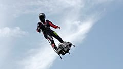 Archives : Franky Zapata lors d'un vol d'entraînement au-dessus de l'aérodrome de Saint Inglevert, près de Calais, dans le nord de la France. le 24 juillet 2019.