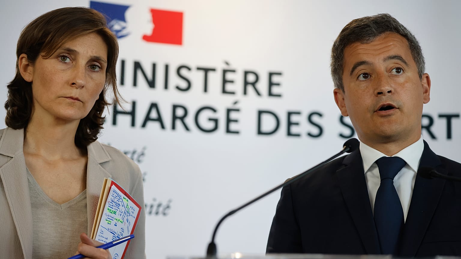 La ministre française des Sports et le ministre français de l'Intérieur lors d'une conférence de presse, lundi 30 mai 2022 à Paris.