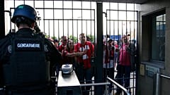 Paris'te oynanan Şampiyonlar Ligi final maçı öncesi birçok Lİverpool taraftarı biletleri geçersiz olduğu için stadyumaalınmadı