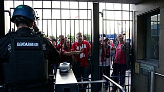 Paris'te oynanan Şampiyonlar Ligi final maçı öncesi birçok Lİverpool taraftarı biletleri geçersiz olduğu için stadyumaalınmadı