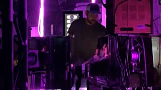El DJ Molécule durante su performance en "Nuits Sonores", 29/05/2022, Lyon, Francia