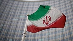 پرچم ایران در مقابل دفتر آژانس بین‌المللی انرژی اتمی در وین