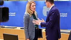 Roberta Metsola és Mateusz Morawiecki az Ukrajna helyzetéről szóló EU-csúcson