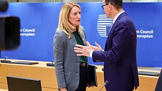 Roberta Metsola és Mateusz Morawiecki az Ukrajna helyzetéről szóló EU-csúcson