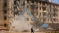 Kräne reißen Häusergerippe in Mariupol ein