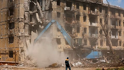 Работники МЧС России разбирают разрушенное здание в Мариуполе (схемки 27 мая 2022 г.)