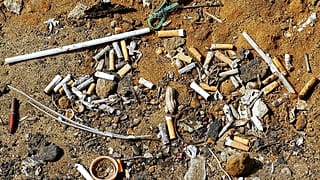 Cigarettacsikkek egy kaliforniai partszakaszon 2003. október 17-én