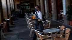 Rasanter Kellner in Barcelona während der Corona-Kriese (November 2020)
