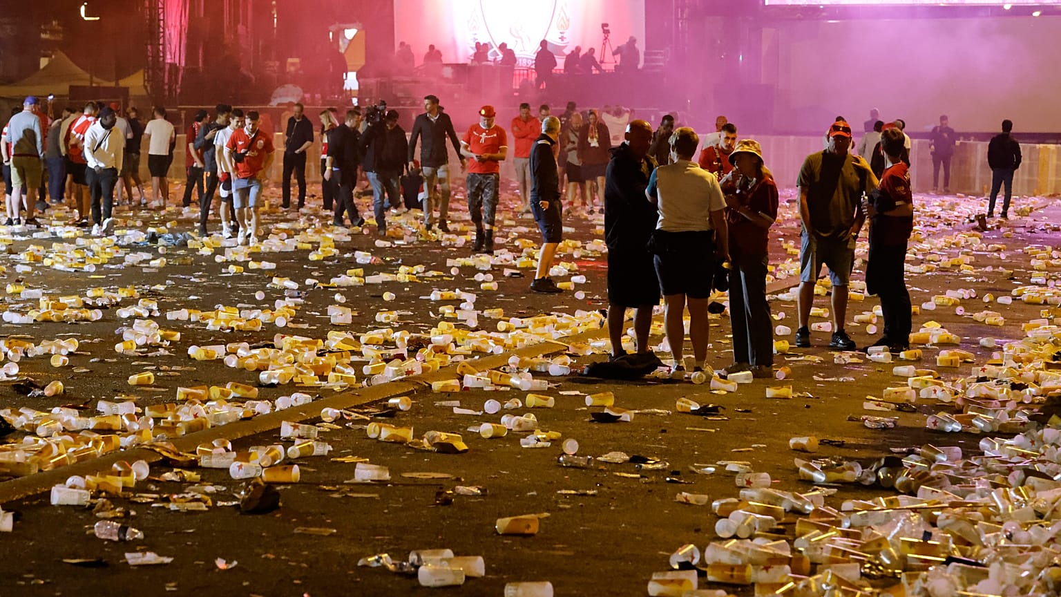 Aficionados del Liverpool tras el partido de fútbol de la final de la Liga de Campeones en París, Francia, el sábado 28 de mayo de 2022