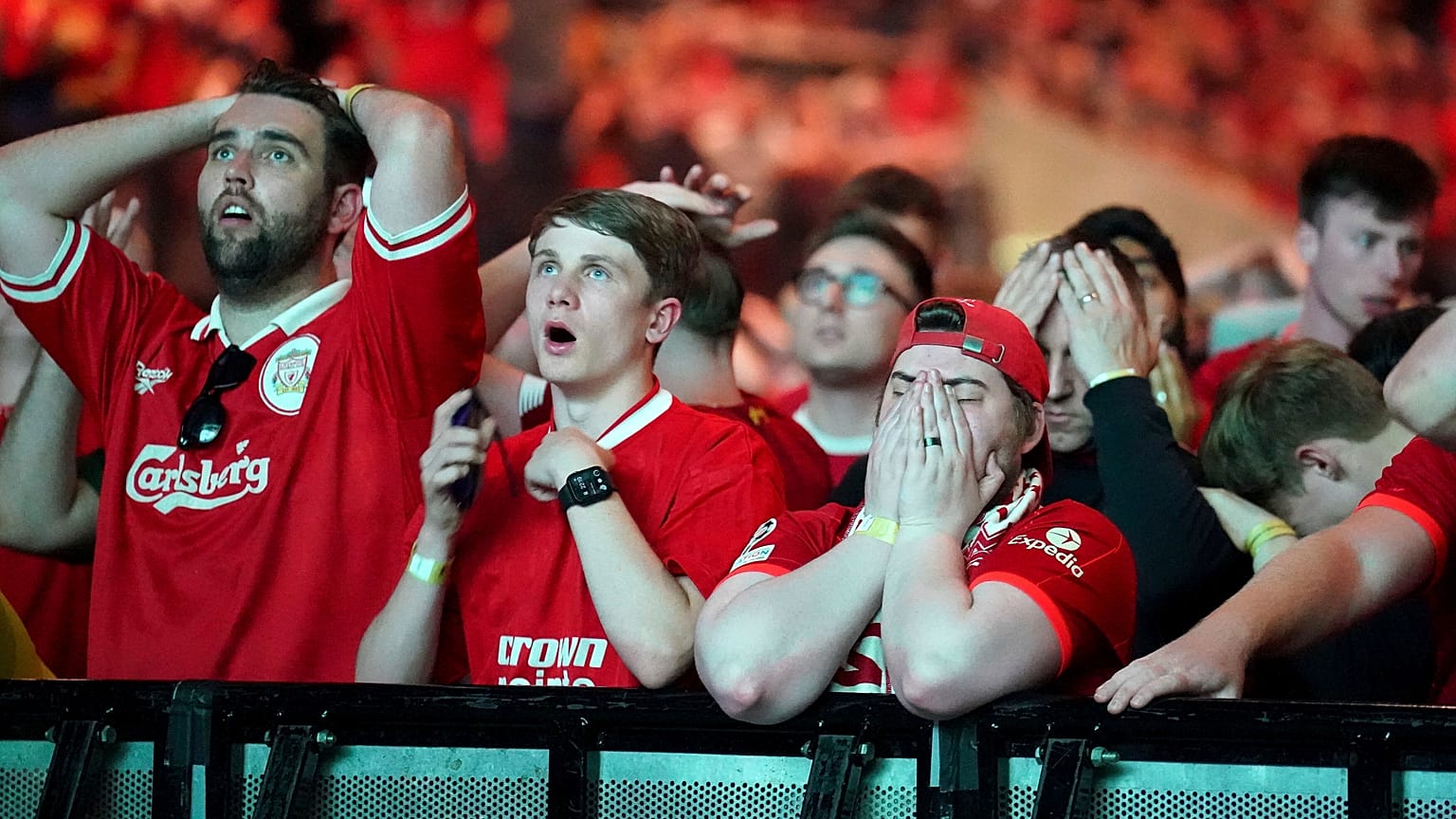 Adeptos do Liverpool face à derrota na final da Champions