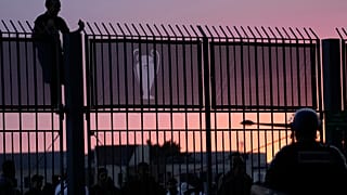 Болельщик взобрался на забор на "Стад де Франс". 28 мая 2022 года