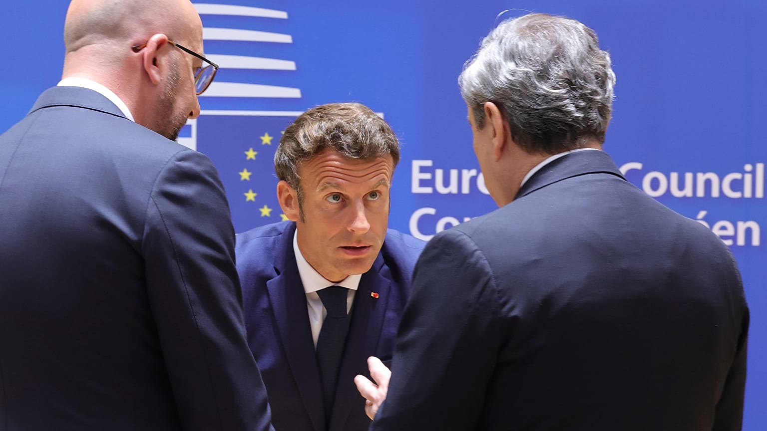 الرئيس الفرنسي إيمانويل ماكرون و رئيس المجلس الأوروبي تشارلز ميشيل "يسارا" ورئيس الوزراء الإيطالي ماريو دراجي بروكسل 30/05/2022