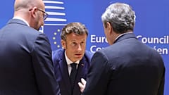 الرئيس الفرنسي إيمانويل ماكرون و رئيس المجلس الأوروبي تشارلز ميشيل "يسارا" ورئيس الوزراء الإيطالي ماريو دراجي بروكسل 30/05/2022