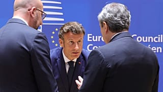 الرئيس الفرنسي إيمانويل ماكرون و رئيس المجلس الأوروبي تشارلز ميشيل "يسارا" ورئيس الوزراء الإيطالي ماريو دراجي بروكسل 30/05/2022