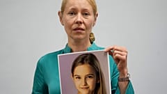 Anne Maja Reiniger-Egler zeigt das Foto ihrer vermissten Tochter Clara während einer Pressekonferenz in der Generalstaatsanwaltschaft Asuncion, Paraguay.