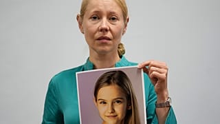 Anne Maja Reiniger-Egler zeigt das Foto ihrer vermissten Tochter Clara während einer Pressekonferenz in der Generalstaatsanwaltschaft Asuncion, Paraguay.